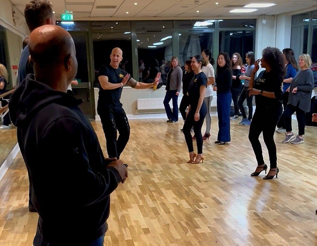 salsa class in progress